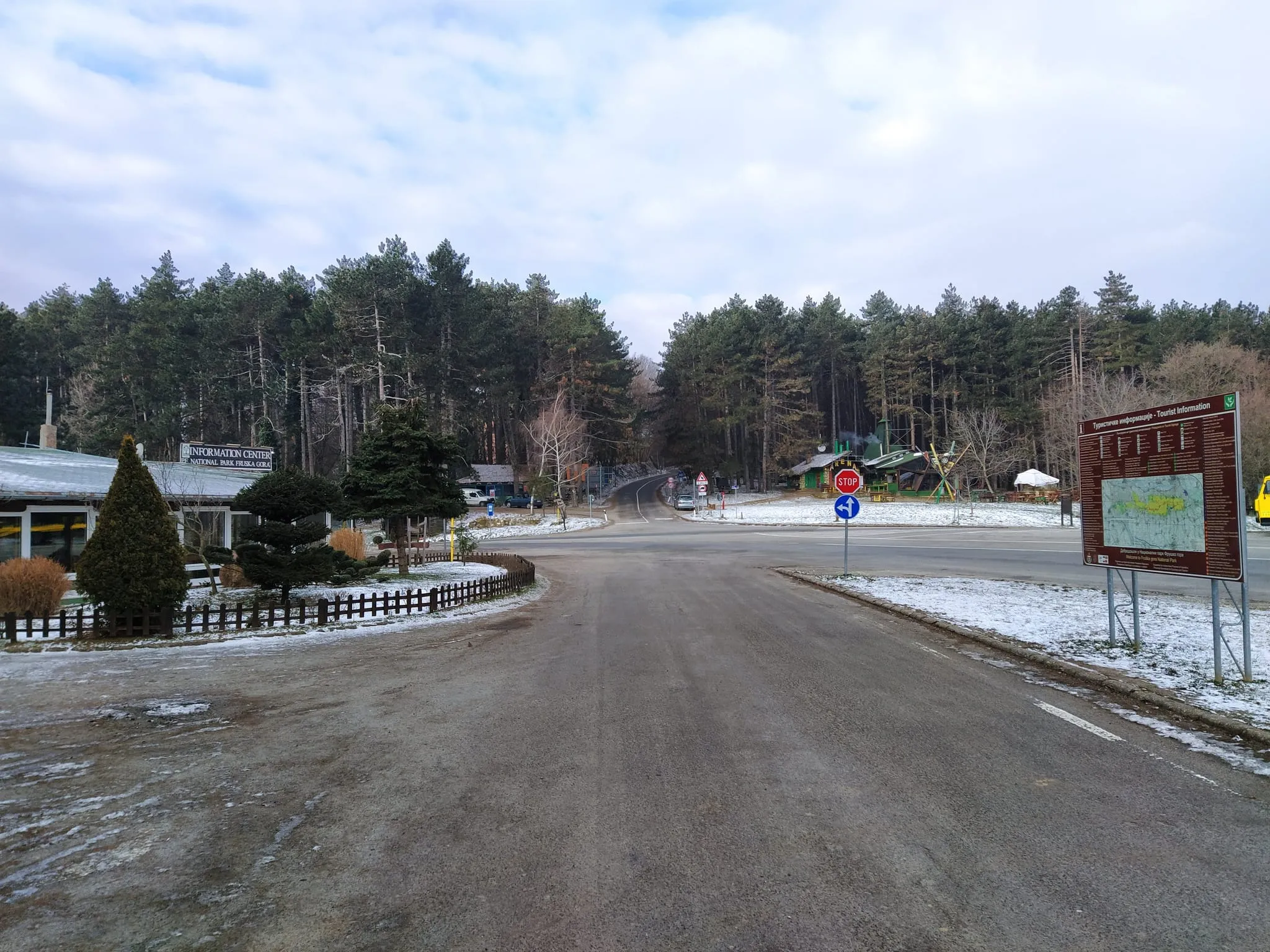 Na Iriškom vencu, predjite put do kućica preko puta.