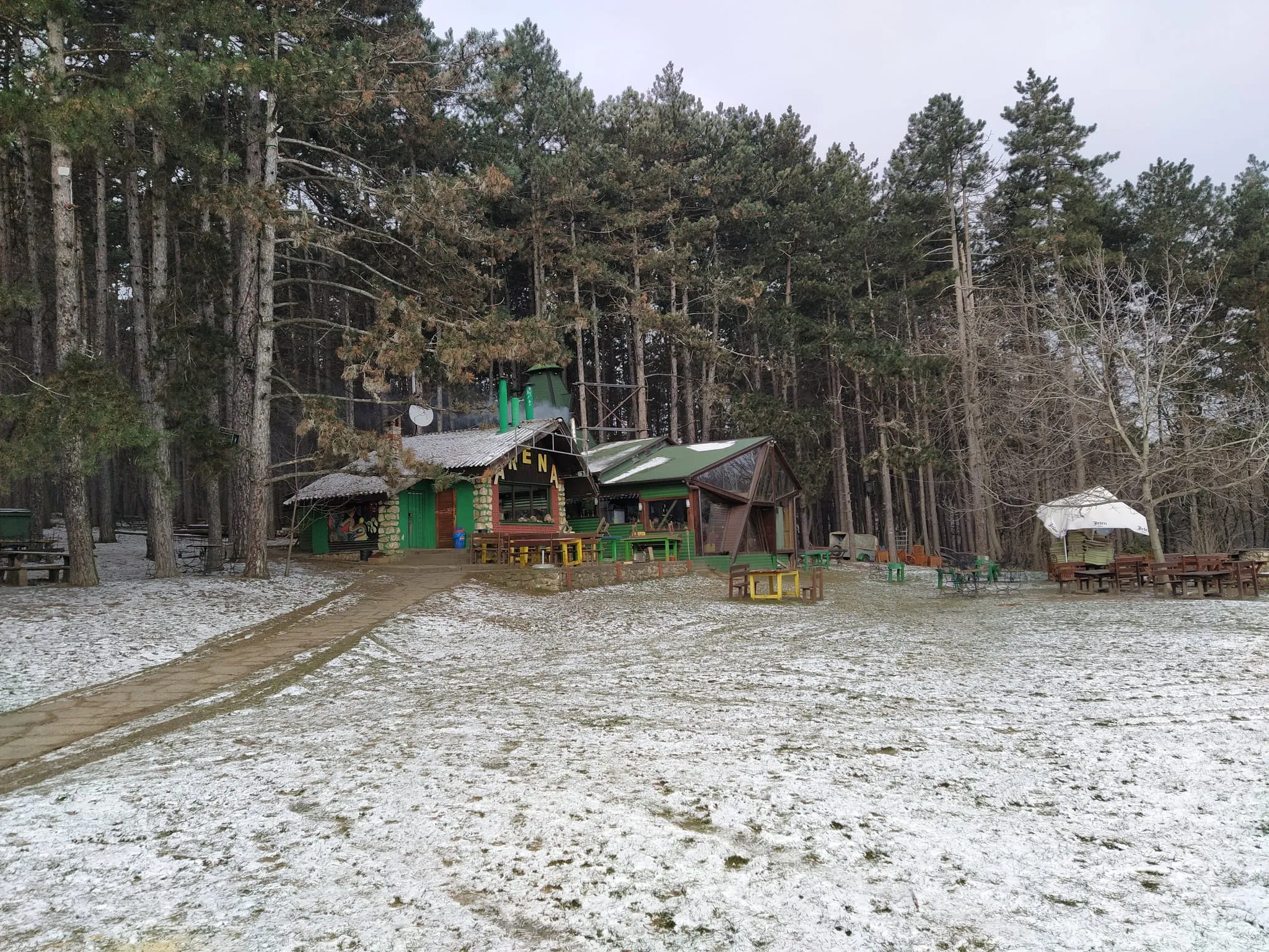 Prodjite pored kućica.