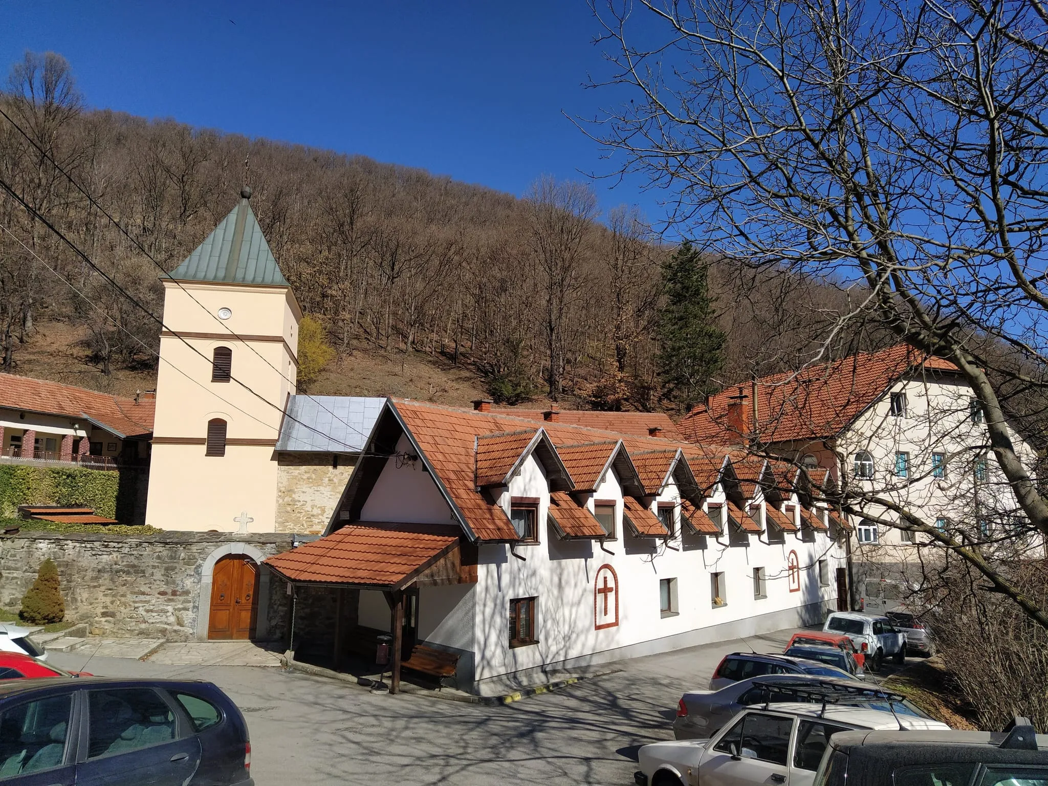 Manastir Blagoveštenje. Uz manastir ima parking gde bezbedno možete ostaviti kola.