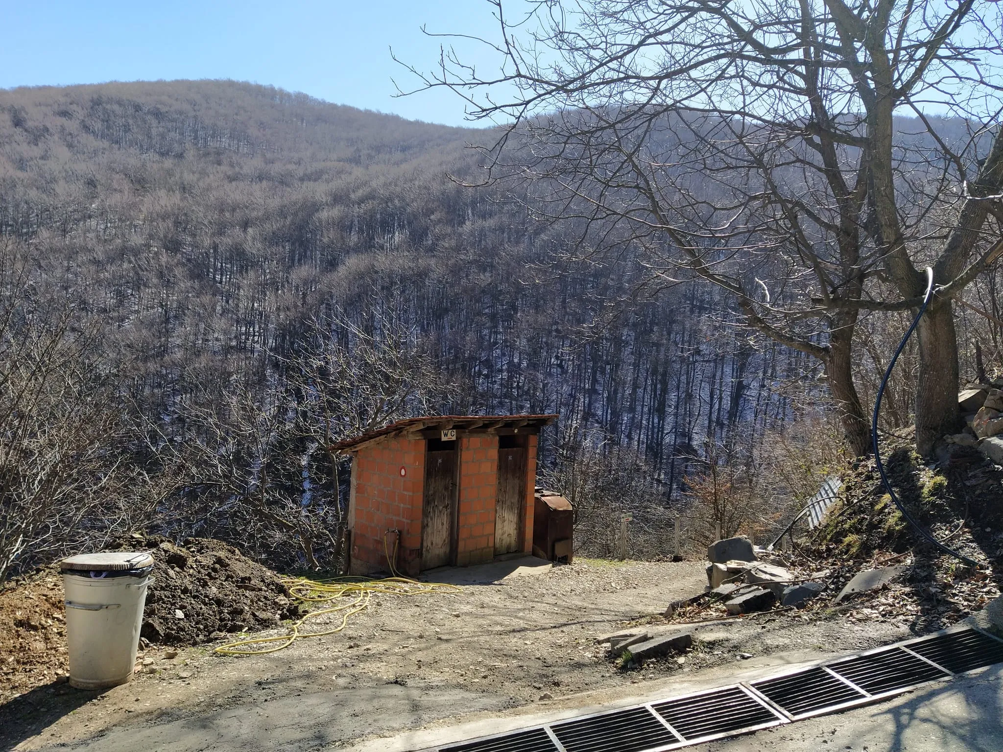Pored WC kućice počinje planinarska ruta.