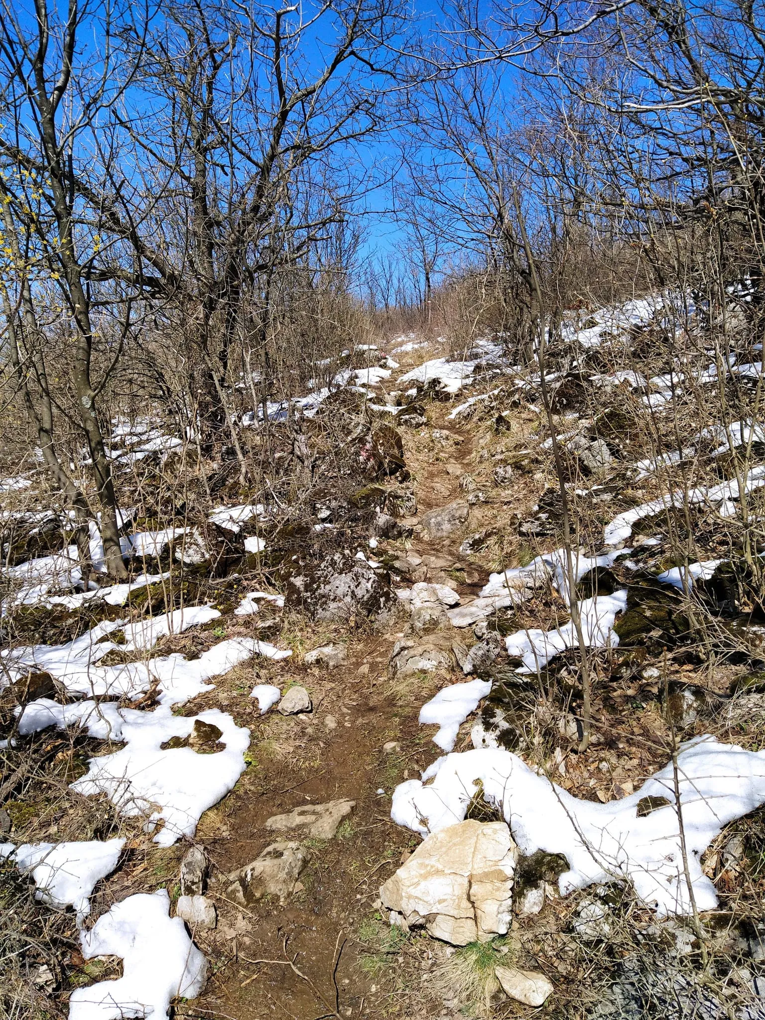 Po povratku na raskrsnicu možete obići i Malu Vukan. Do Malog Vukana ima 0.5km.