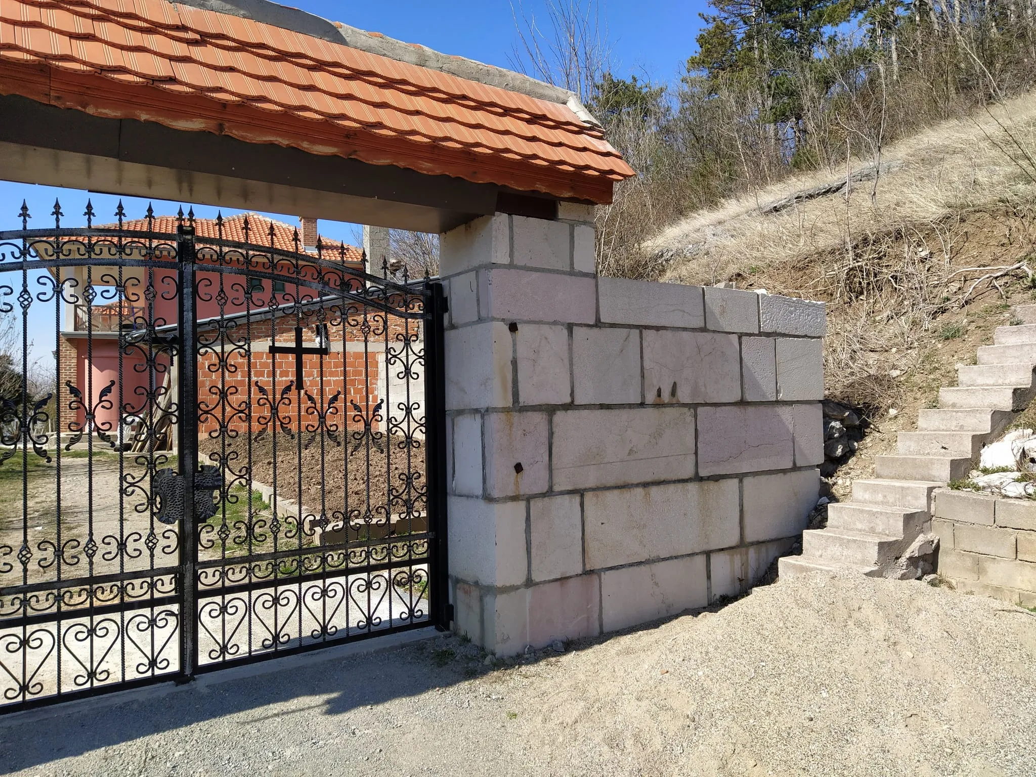 Početak rute kreće uz stepenice kod manastira
