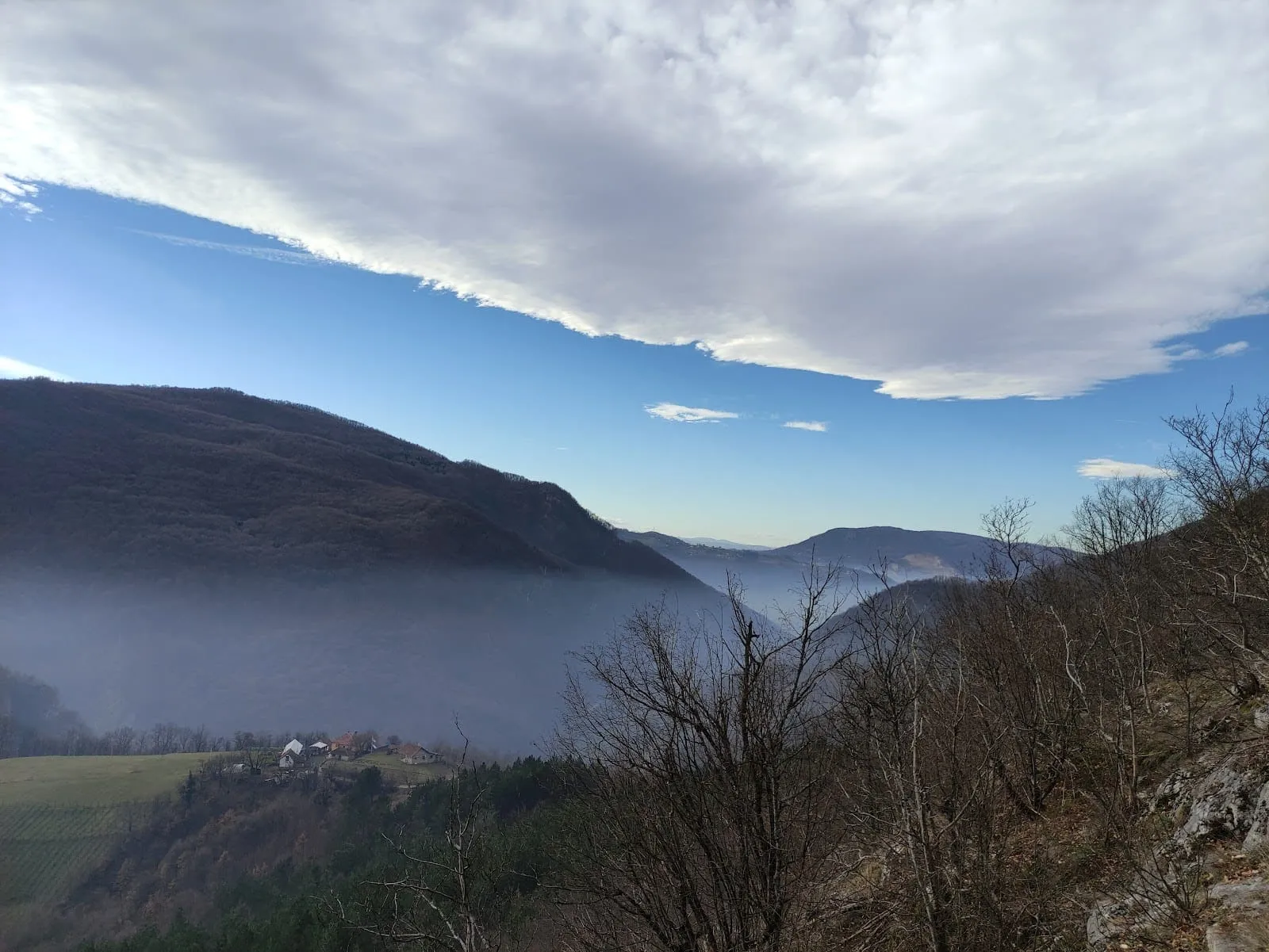Ubrzo nakon početka staze počinju da se naziru predeli Zapadne Srbije.