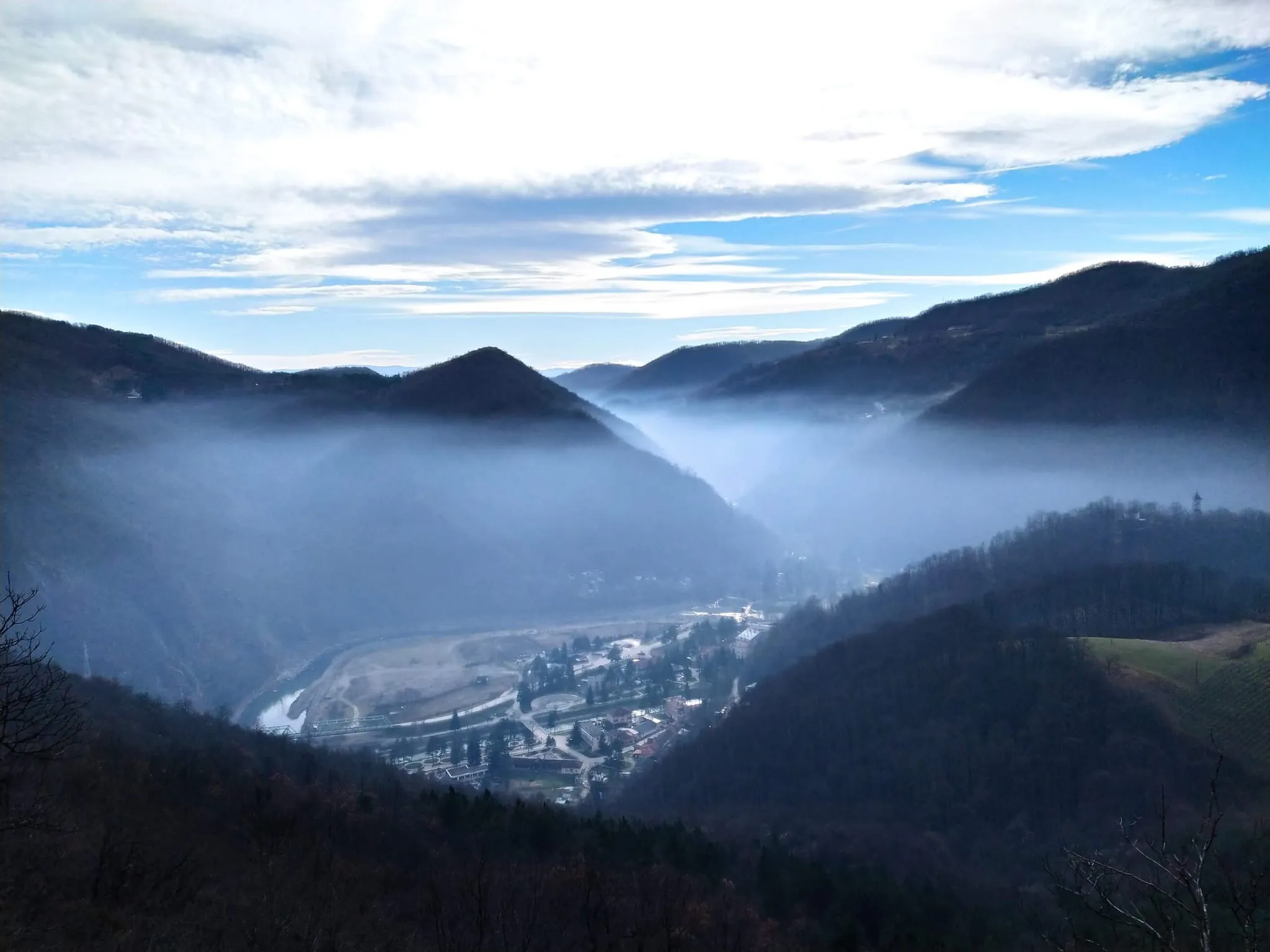 Pogled na Ovčarsko-Kablarsku klisuru i Ovčar Banju.