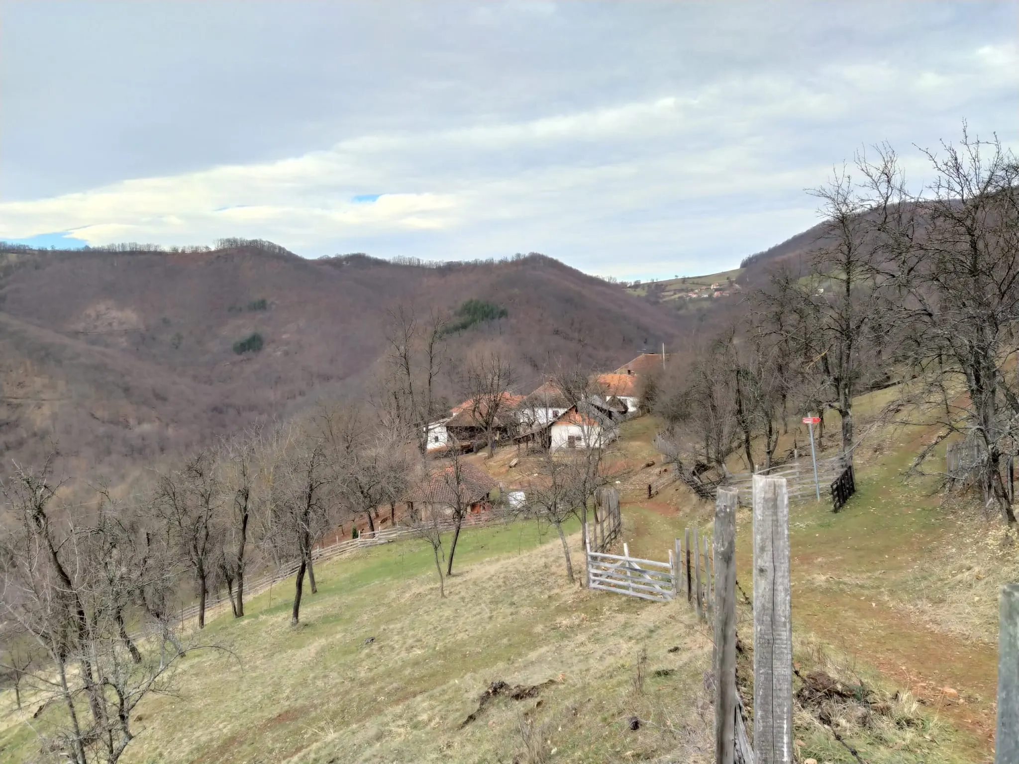 Posebnu čar predstavljaju zaseoci kojima su Kablar i zapadna Srbija prošarani.