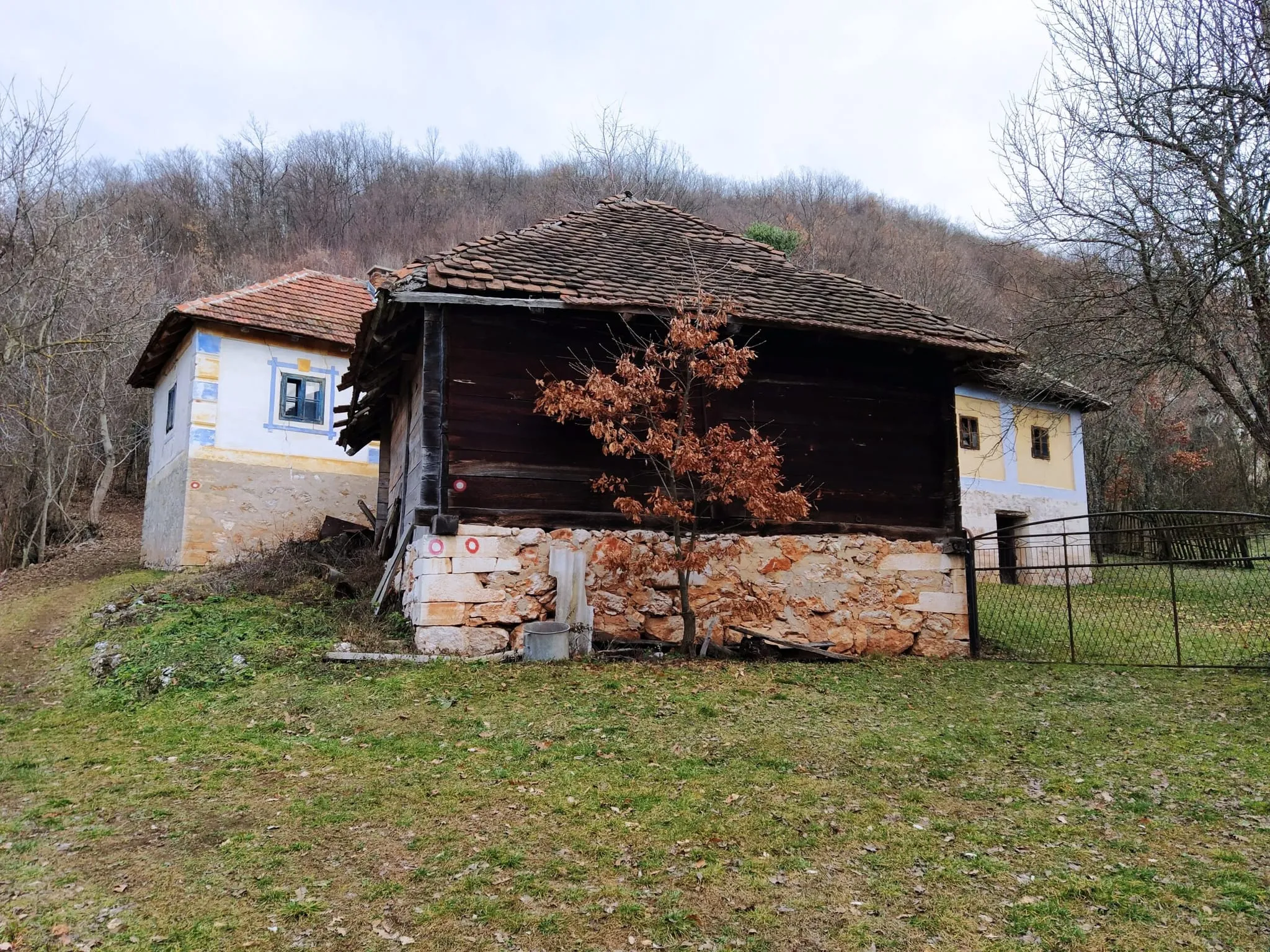 Srešćete razne kućice na putu, od odlično sredjenih i ukrašenih do napuštenih.