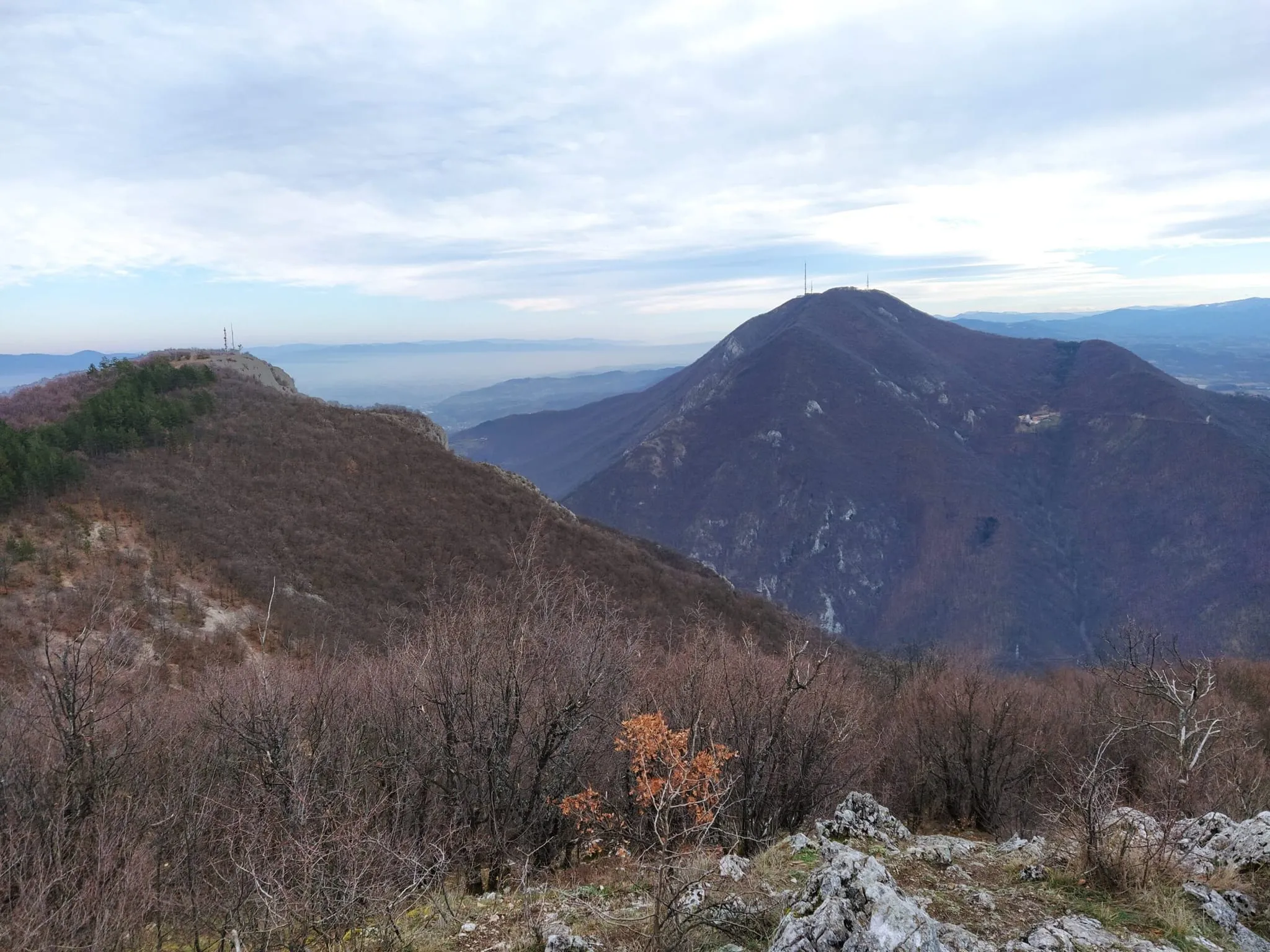 Pogled sa Kablara 1 na Kablar 2 (levo) i Ovčar (desno).