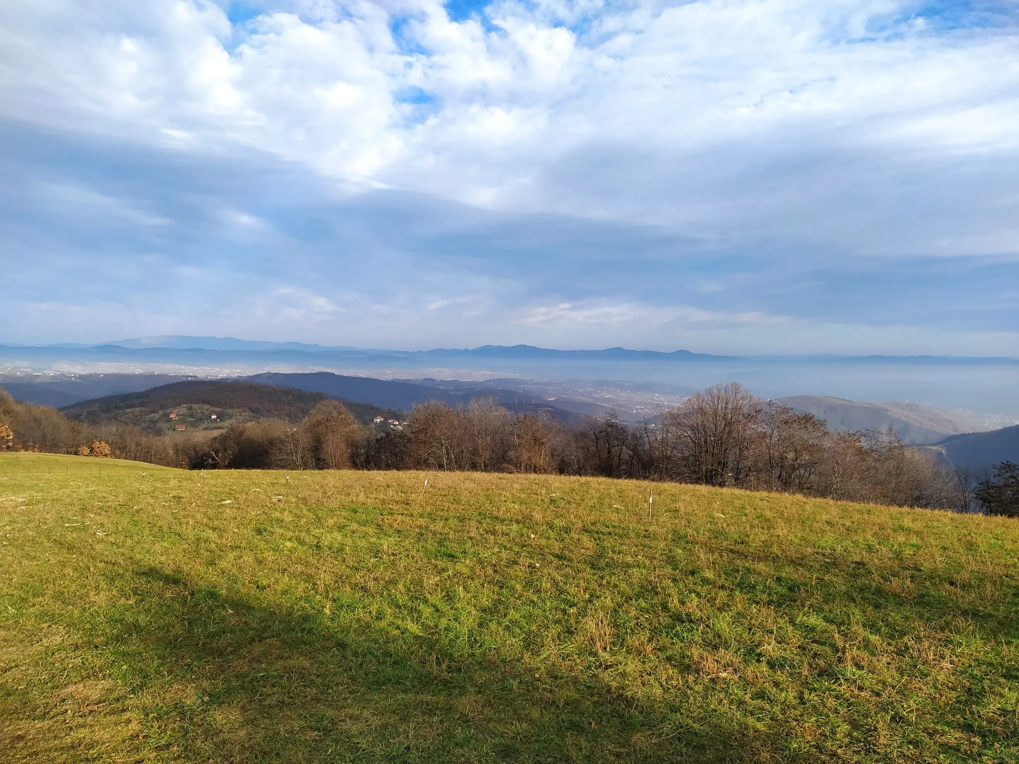 Pri silasku, prolazi se pored puta preko visoravni…