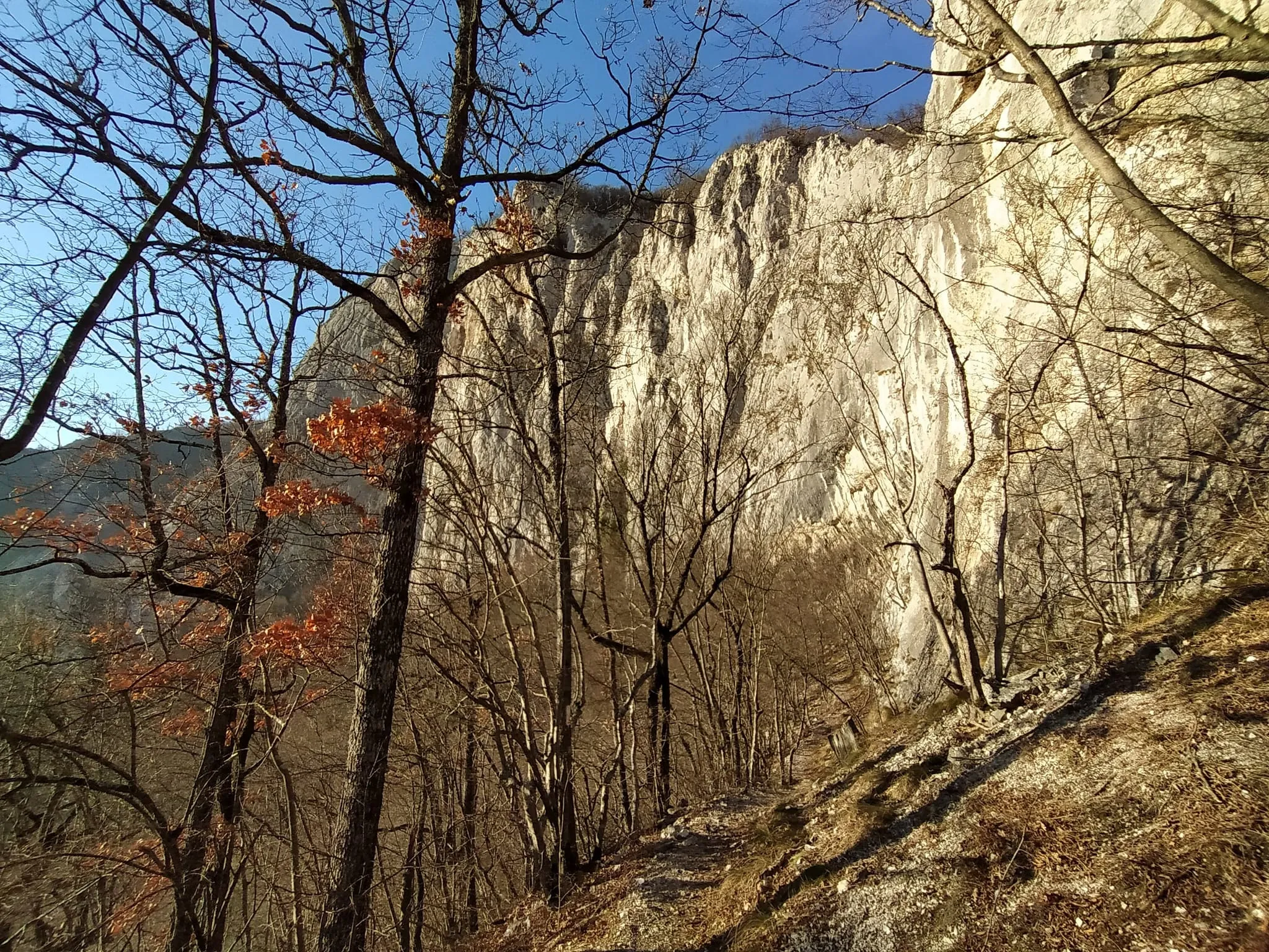 …sve do veličanstevenih tehnički zahtevnijih ruta pored stena i alpinističkih ruta…